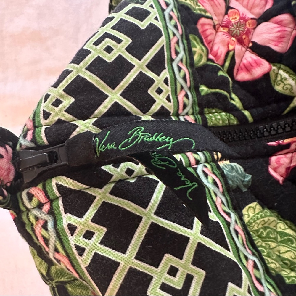 VERA BRADLEY - med weekend duke bag in colorful print, lime lining, zip closure - Picture 2 of 6